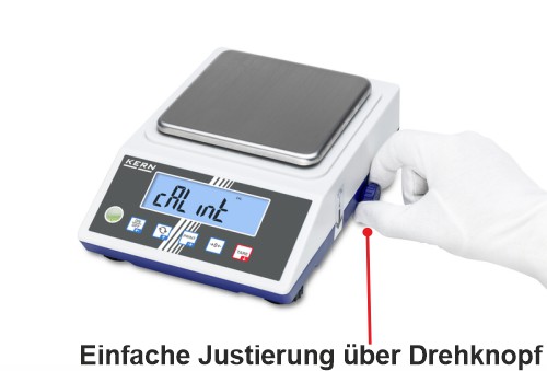 Die Justierung der Apothekerwaage erfolgt schnell und einfach per Drehknopf